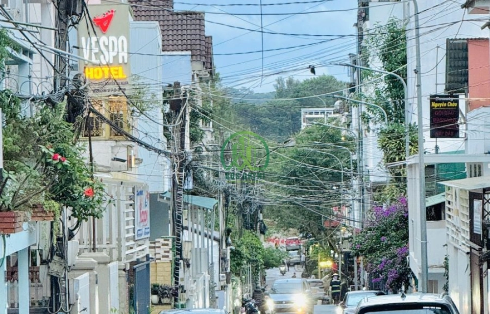 CẦN BÁN NHÀ MẶT TIỀN ĐẸP - ĐƯỜNG NGUYỄN THỊ NGHĨA - ĐÀ LẠT