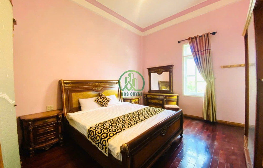 CẦN BÁN  BIỆT THỰ  VILLA SÂN VƯỜN MAI ANH ĐÀO HẺM XE HƠI 16 CHỖ P8 ĐÀ LẠT 